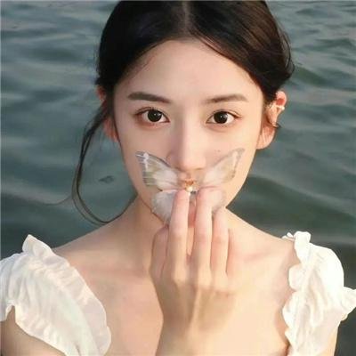 随盲柳入眠的女人